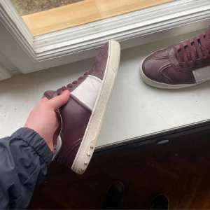 VALENTINO FLYCREW - Ett par vinröda valentino flycrew Storlek 43 Pris kan absolut diskuteras vid snabb affär