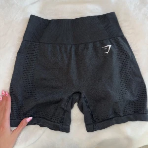 Gym shorts gymshark  - Ett par gym/löparshorts från Gymshark. Använda ca 2 ggr och därmed i bra skick. Tog tyvärr av lapparna där storleken stod, men den sitter som en S/M🏋🏼‍♀️💗