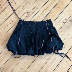 CUTE PUFFY SKIRT - CUTE KJOL ⚪️ Storlek 38 ⚪️ 80 cm runt midjan ⚪️ Längd 40 cm ⚪️ Jag är 177 och har storlek 29 ⚪️ Använd gärna köp nu 🫶