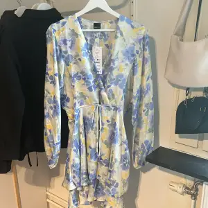 Blommig klänning med oversize fit. Den har en v-ringning och volanger längst ner. Klänningen är helt ny och jag köpte den för 499kr men på hemsidan kostar den nu 250 kr men är slutsåld.☀️⛱️💙