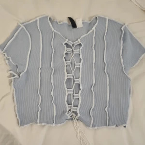 Tröja med snörning - Tröja från H&M, liten i storlek