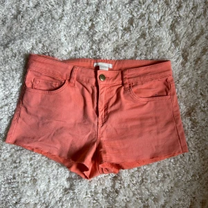 Rosa orange jeansshorts - Sjukt coola persika färgade jeans shorts i storlek 32/xxs. Galet snygga när man är brun! Neon färgade🧡🧡🩷🩷🧡🧡🩷🩷