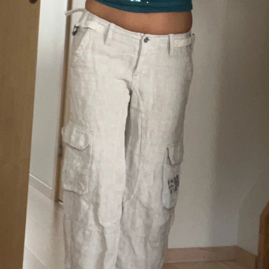 Beiga lågmidjade baggy byxor