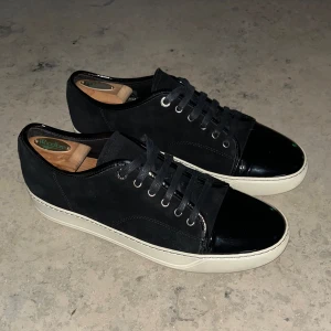 Lanvin - Hej, säljer mina svarta lanvins som är i väldigt fint skick och väldigt välvårdade.