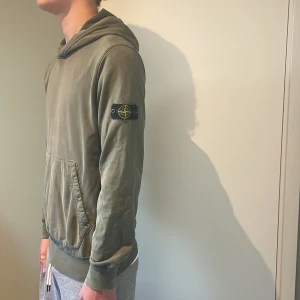 Stone Island Hoodie  - Hej! Säljer nu denna as feta Stone island hoodien i bra skick till ett as bra pris. Tröjan är givetvis äkta, Junior storlek men sitter bra på mig som brukar bära s-m Jag är 178. 