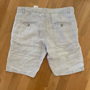 Beige Linneshorts H&M - Beige Linneshorts från H&M. 100% linne. Storlek: 44, sitter som S. Skick:8/10, inga defekter bara allmänt använda. Nypris: 400kr. Kontakta oss för fler bilder eller info!🙌