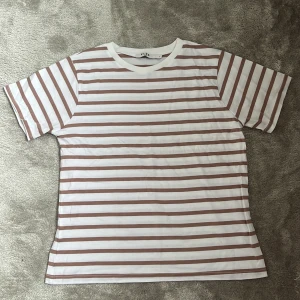 Randig T-shirt  - Jättefin randig T-shirt från NAKD. Knappt använd.