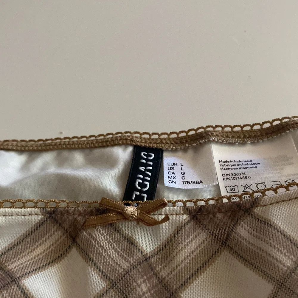 En kjol som kan anvĂ€ndas som en topp lika gĂ€rna! JĂ€ttefin och som ny, men tyvĂ€rr anvĂ€nds inte av mig! Ăr frĂ„n H&M och nypris Ă€r 199kr. YlĂ€osat.