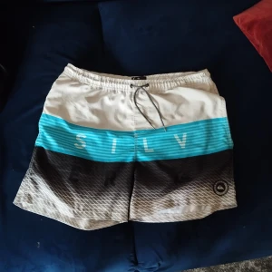 Quick silver badbyxor - Säljer ett par snygga badbyxor från Quicksilver i storlek L, använda en månad typ, men väl omhändertagna och inga tecken på slitage alls! 