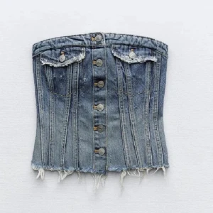 Zara jeans topp - Sååå snygg jeans topp från Zara ❤️❤️ Helt ny som bara är provad men passade tyvärr inte 😔 Kan byta till en S om nån har! 