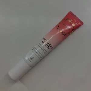 Lumene Natural Glow Skin Tone Perfector Blush - Lumene Natural Glow Skin Tone Perfector - en liquid blush i färgen 3 Coral Blush. Säljer för att jag inte använder längre. Uppskattar att 50% av innehållet (20ml) är kvar. Alltid hållits ren, lite produkt räcker extremt långt. Skriv vid frågor! 💗💗