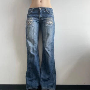 Y2k jeans - Såå snygga y2k jeans med fina detaljer 💘 storlek på ettikett w31. Innerbensmått: 84. Midjemått: 86.  Jag är 176 cm lång. 