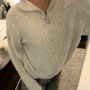 Stickad tröja - Jättefin stickad tröja som knappt är använd!!💗☺️🥰