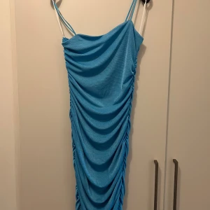 Babyblå klänning  - Ny klänning, aldrig använd bara testad.  Skönt material och stretchigt 