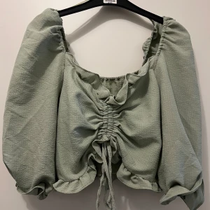 Grön fin topp - Aldrig använd topp, bara provad. Skönt material och stretchigt. 
