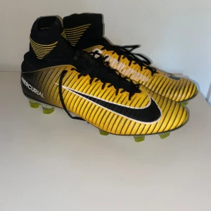 Fotbolls skor - Hej, säljer mina gamla fotbollsskor som inte är till användning längre. De har tecken på användning men är sparsamt använda. Tveka inte att höra av dig om du har frågor!