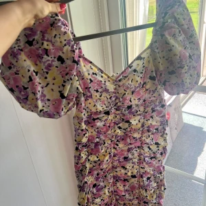 Klänning som sitter perfekt - Denna klänningen från Gina är sjukt fint på. Perfekt sommar/semester klänning. Du kommer inte bli missnöjd! Har den i fler färger så därför jag säljer. Använd vid några få tillfällen.