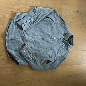 Ralph lauren skjorta - Säljer nu denna feta lite tjockare skjorta från Ralph lauren. Går att använda som vanligt skjorta men även som en overshirt om man vill. Är storlek 14-16 men sitter om XS. Snyggt rött mönster innuti skjortan och i fantastiskt bra skick.