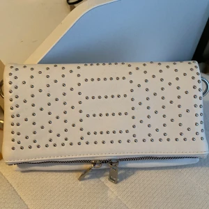 Väska  - En jätte fin väska perfekt nu till sommaren och man får plats med väldigt mycket, jag har använt väskan minst 2 gånger men det finns inget som tyder på att den är använd. 