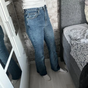 Bootcut jeans blå - Blåa bootcut jeans ifrån secondhand.