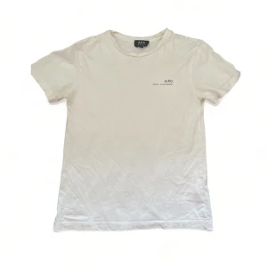 Apc T-shirt  - Vit Apc t-shirt -Small -Okej skick,  bara ett litet hål                                                                                       Skriv i DM för mer bilder! Pris kan diskuteras