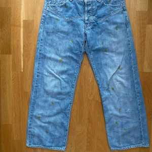 Sunaokuwahara jeans - Uppfyll dina cowboydrömmar!  Jeans från designern Sunao Kuwahara som designat för märken som Issey Miyake! Svinfeta detaljer och medveten disstressing. Säljer pga för liten storlek.. Mått: Midja:39cm Ytterben:92cm Benöppning:23cm