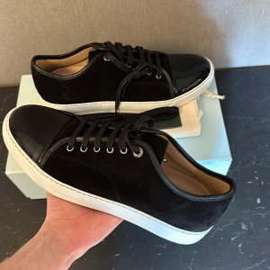 Lanvin helt nya - Säljer nu dessa sjukt feta lanvin skor i UK 9. Inköpta Juni 2024 från care of carl för 4999 kr. Helt nya endast testade. Box, extra snören, dustbags, kvitto ingår vid köp. Hör av er vid mer frågor!