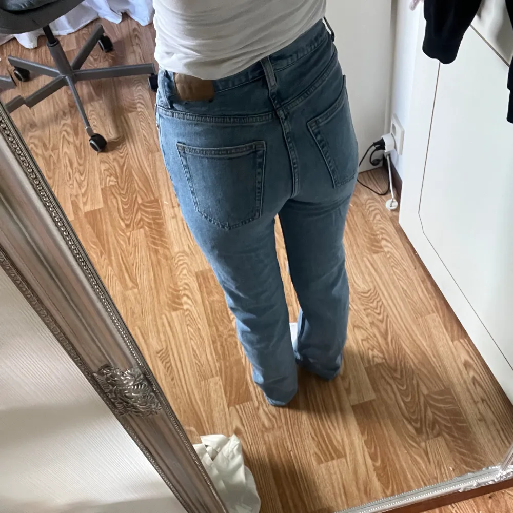 Säljer dessa jeans från weekday i modellen ”twig” då de inte längre kommer till användning🥰 storlek 26/32 och är lite långa till mig som är runt 160 cm💕. Jeans & Byxor.