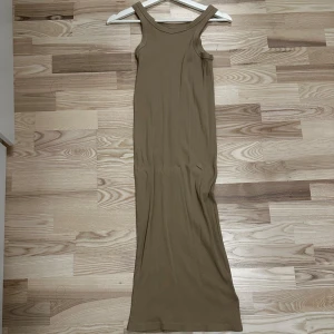 Klänning - En klänning som inte använts ett tag. Väldigt bekväm för sommaren när det är varmt då det är typ som en ”linne” klänning. !! Hade inga bättre bilder ber så mycket om ursäkt 😭!!