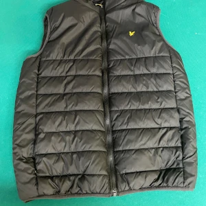 Lyle & scott väst svart - En väldigt snygg svart väst från lyle & scott som är i väldigt bra skick och knappt använd
