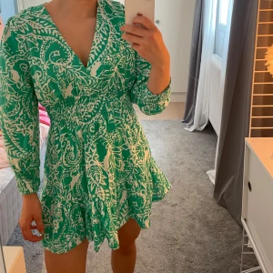 Klänning  - Fin mönstrad klänning som tyvärr är för liten för mig, perfekt till sommaren🫶