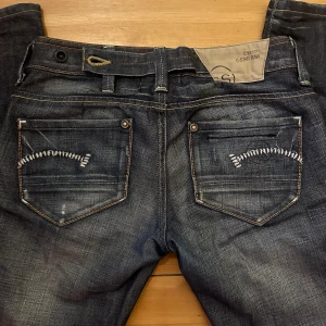 Lågmidjade jeans - Snygga jeans jag sytt bootcut på själv, jättecoola detaljer på fickorna! Säljer dö de inte riktigt passar längre💗