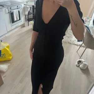 Klänning  - Klänning från H&M i storlek xs. Har knappar hela vägen ner. Sval klänning till sommaren 🖤