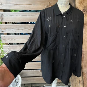 Härlig skjorta i viskos från Saint Tropez - Jätte skön luftig skjorta i viskos från Saint tropez med broderade stjärnor. Fint skick, något längre modell, uppvikbara ärmar. Märkt L men mer som M (rak modell)