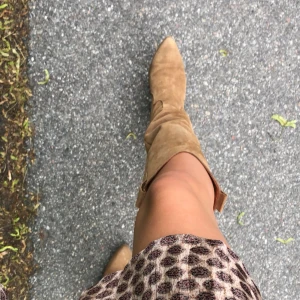 Boots  - Boots, skitsnygga verkligen perfekta tyvärr lite små. Köpta för 1700 kr äkta mocka. ❤️❤️❤️