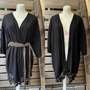 Vacker kimono/blus/strandklänning - Så fint och härligt plagg i bomull med spetsdetaljer och vida 3/4 dela ärmar. Antingen till stranden el till linne med shorts el kjol. Fint skick! Från indiskas kollektion serenety by indiska. Snygg även med skärp (ingår ej)