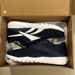 Helt nya rebook skor - Tjena säljer dessa helt oanvända reebok skor köpta från stadium för ca 600 kr helt oanvända. Skorna luktar nya fortfarande. Säljs för ca 300 priset är inte hugget i sten