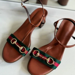 Sandaler 39/40 - Fina sandaler, som nya. Var för små för mig. Passar storlek 39/40.  Skriv vid frågor eller fler bilder. 