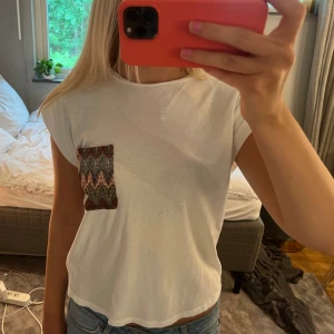 Cool t-shirt - T-shirt med missoni liknade mönster på fickan. Superfin och unik, köpt i Spanien. Den är nästan aldrig använd så i nyskick❤️