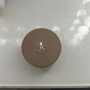 Kräm bronzer - Hejj, jag säljer anastacias kräm bronzer då den inte passar riktigt mig, den är i färgen amber och har använt fåtal gånger, nypris: 322kr säljer för: 100kr❤️ skriv vid frågor eller funderingar kan även diskutera priset