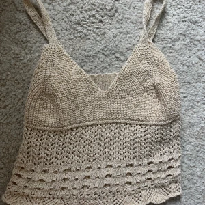 Virkad topp - Beige virkad topp men guldigt glitter. Vet inte exakt storlek men skulle säga S.  Säljer för 100kr ⭐️