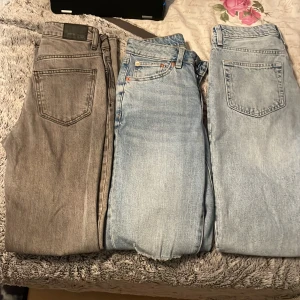 Jeans  - Hej säljer nu tre par jeans jag inte använder dom är i bra sick, använda två tre gånger 