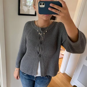 Trekvartsärmad kofta  - Så snygg kofta men knappar! Storlek S. Helt nytt skick🌸