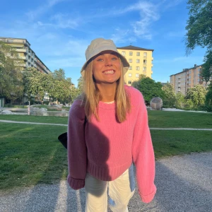 Magisk ulltröja  - Otrolig ull/alpacka tröja från Cos i rosa. Väldigt bra skick och tvättad en gång i handtvätt med fintvättmedel.  Den behöver få leva i sommar, köp den🌸🌸  Köpare står för frak, alternativt mötas i Stockholm city. 