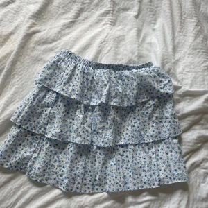 Volangkjol från HM - Kjol från HM divided avdelning, knappt använd så i väldigt fint skick. 