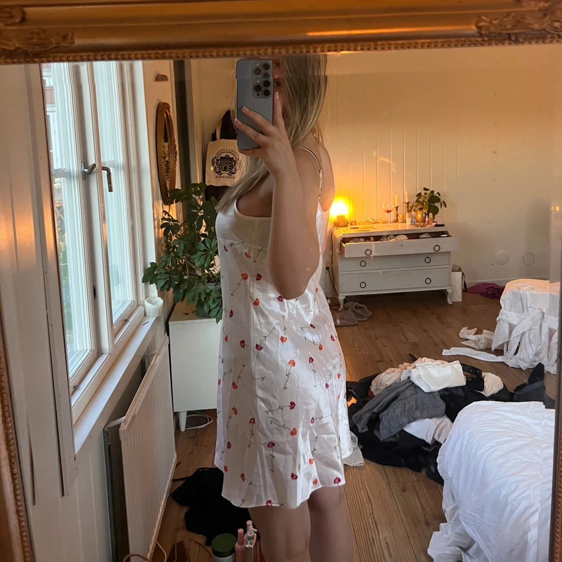 Blommig sidenklänning  - 90