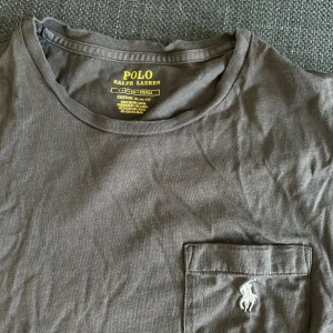 T-shirt polo Ralph lauren  - Säljer denna T-shirt från polo Ralph lauren som tyvärr inte kommer till användning hos mig längre men är i bra skick❤️