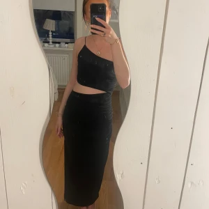 Zara klänning  - Jättefin lång klänning med slits och scrunsh på sidan. Köpt på zara förra året, inte använd sen dess, super fin klänning!