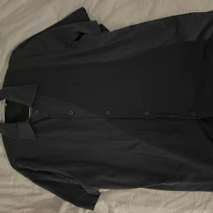 Weekday skjorta - Snygg skjorta som knappt är använd!