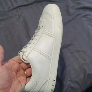 Valentino flycrews - Hej, jag säljer mina flycrews, har använts fåtal gånger . Storlek 43 , kan passa 44. En nit borta annars nyskick . 